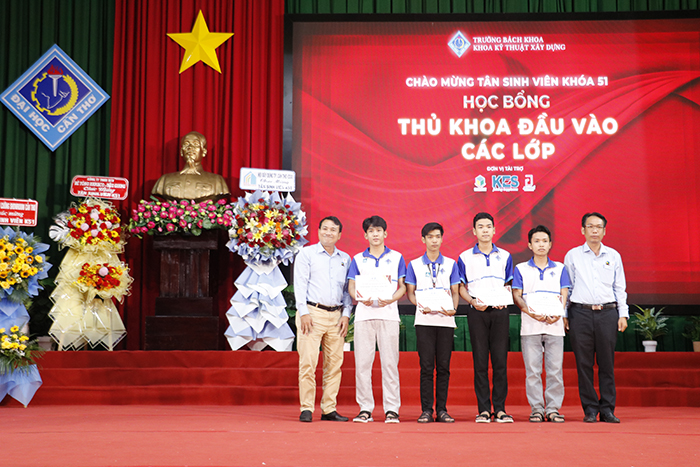 https://i0.wp.com/giaoduc.edu.vn/wp-content/uploads/2025/09/gan-ket-4.jpg?resize=700%2C467&ssl=1